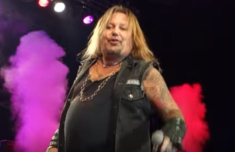 is vince neil on tour with motley crue